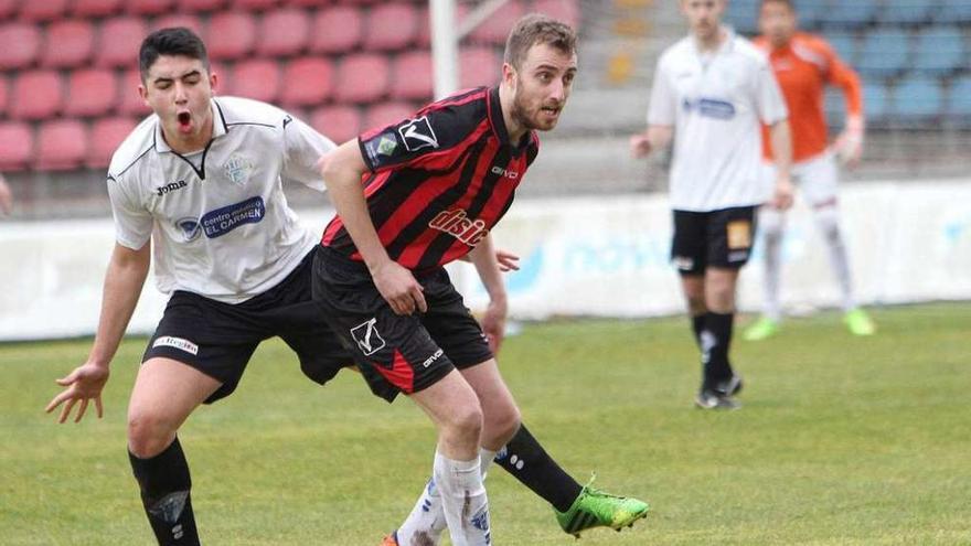 Un jugador de Lalín intenta controla un balón an te un jugador del Ourense. // Iñaki Osorio