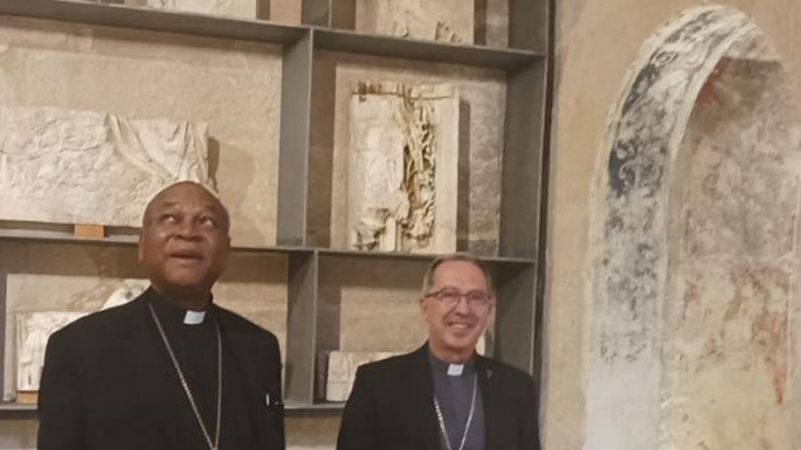 El cardenal y arzobispo emérito de Abuya con el obispo de Zamora en el Museo Catedralicio