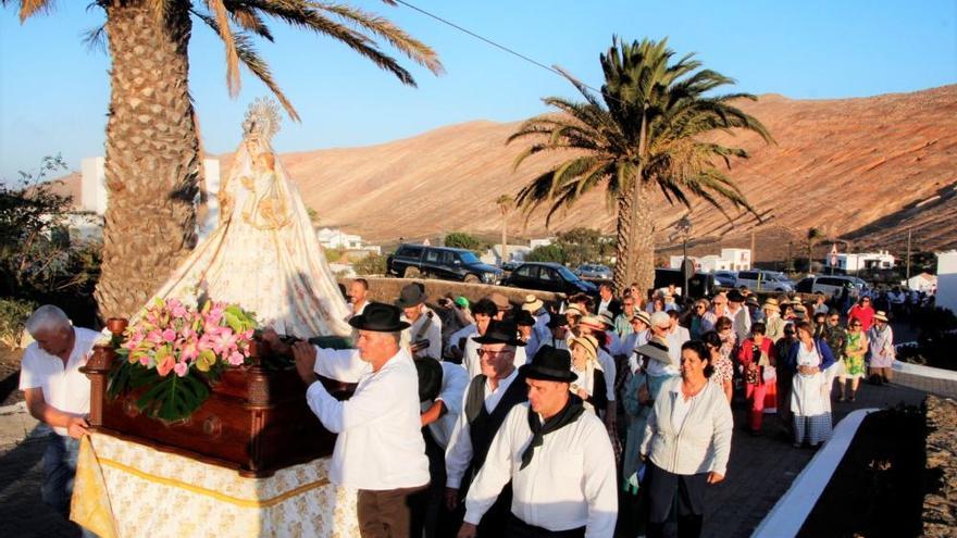 Femés confraterniza en las Fiestas del Rosario