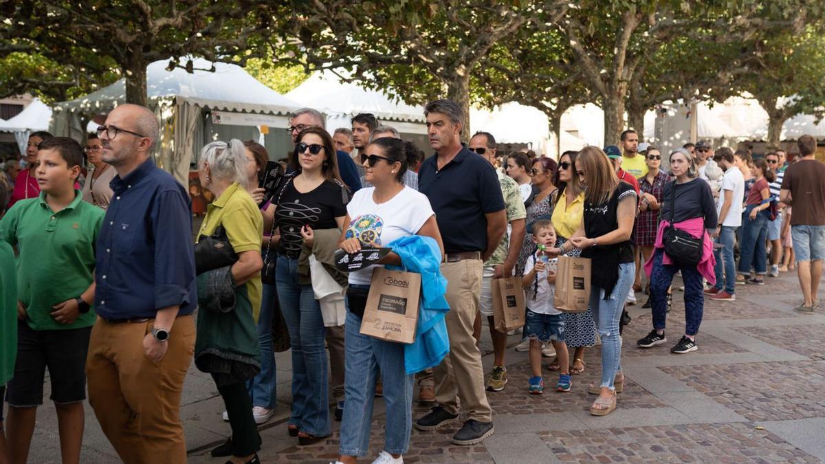  Gente esperando para recibir una flor de queso en la clausura de la Feria. | Emilio Fraile