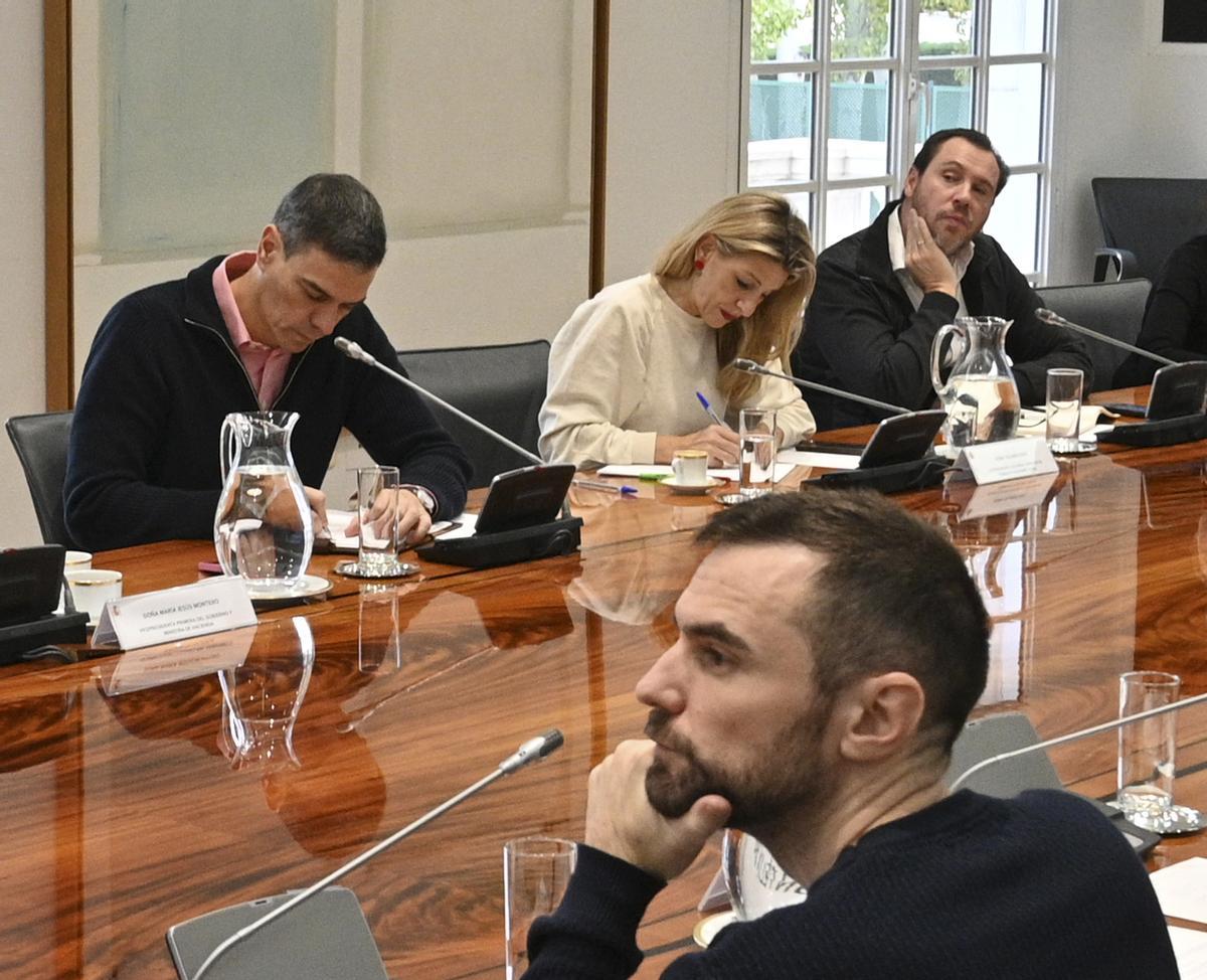 Diego Rubio amb Pedro Sánchez, Yolanda Díaz i Óscar Puente.