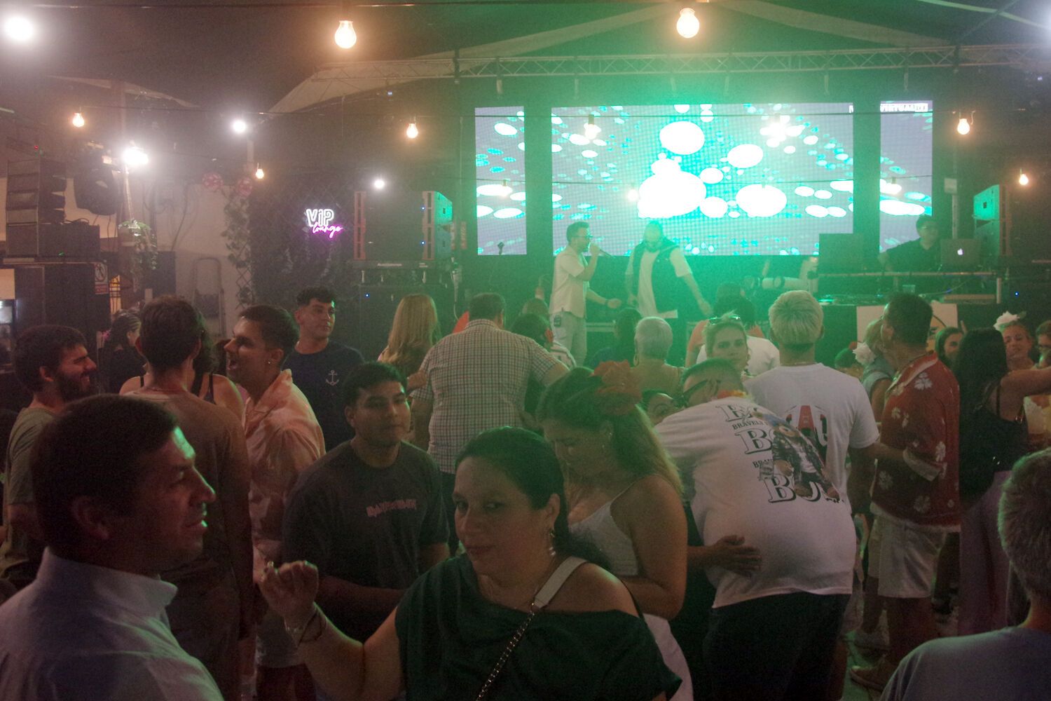 Ambiente en el Real de la Feria de Málaga 2025 el martes por la noche