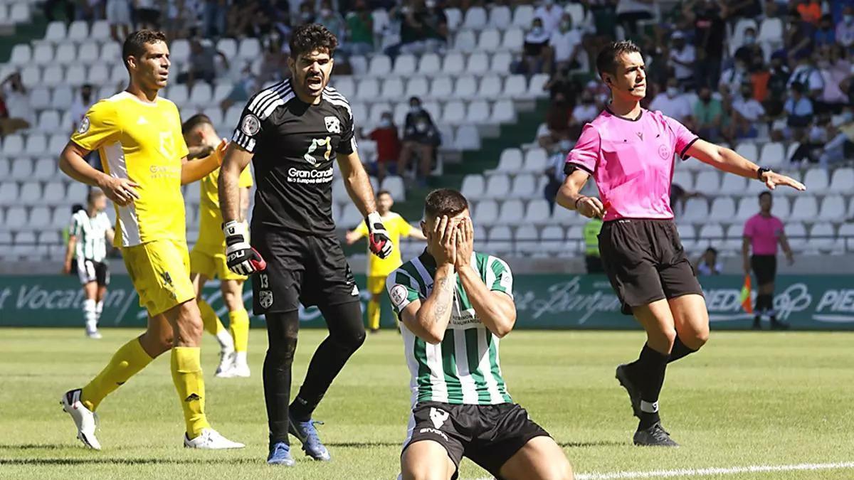 El exblanquiverde Adrián Fuentes, con Miranda Bolaño a la derecha, se lamenta tras una acción de aquel Córdoba CF-UD San Fernando.