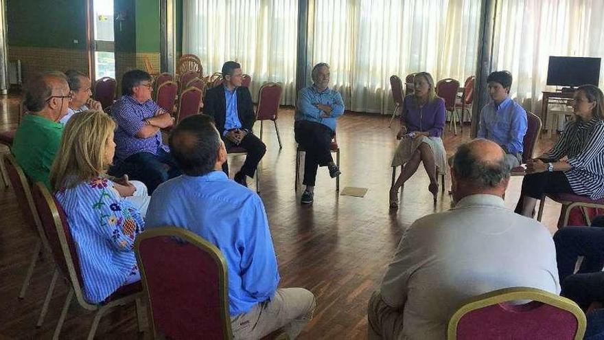 Muñoz, Egerique, Gago y Fidalgo reunidos ayer con representantes vecinales de Bouzas.