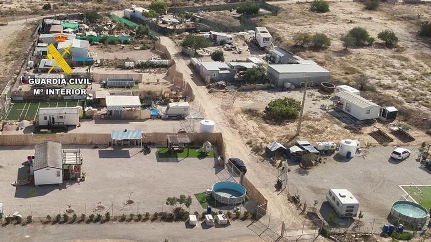 Lo último en el troceo ilegal de parcelas en suelo rústico: en Mutxamel tenían piscinas desmontables y hasta minicampos de fútbol