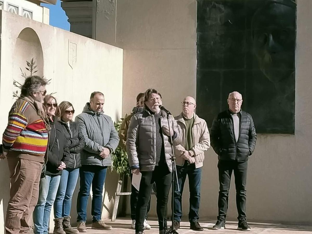 El homenaje póstumo al escritor Azorín en su tumba del cementerio de Monóvar.