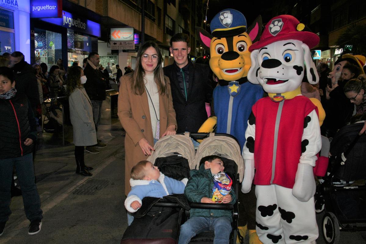 Chase y Marshall, de ‘La Patrulla Canina’, con una pareja y sus dos pequeños durante la fiesta antes del encendido.