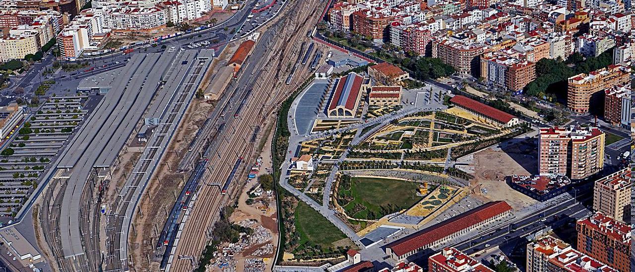 Foto panorámica donde se ve la estación, los muelles que se trasladarán y la zona ya ajardinada | S.V.P.C