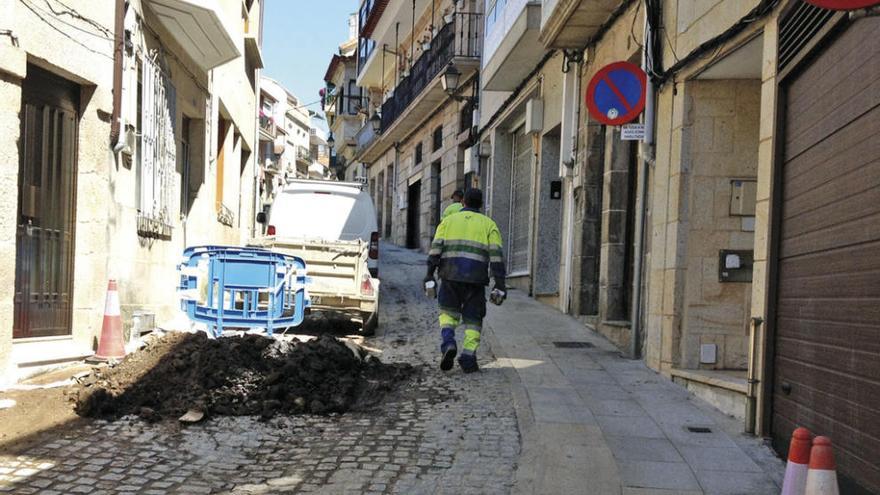 Unos operarios reparan una avería en la red de abastecimiento en la calle Cruceiro el pasado mes.  // FdV