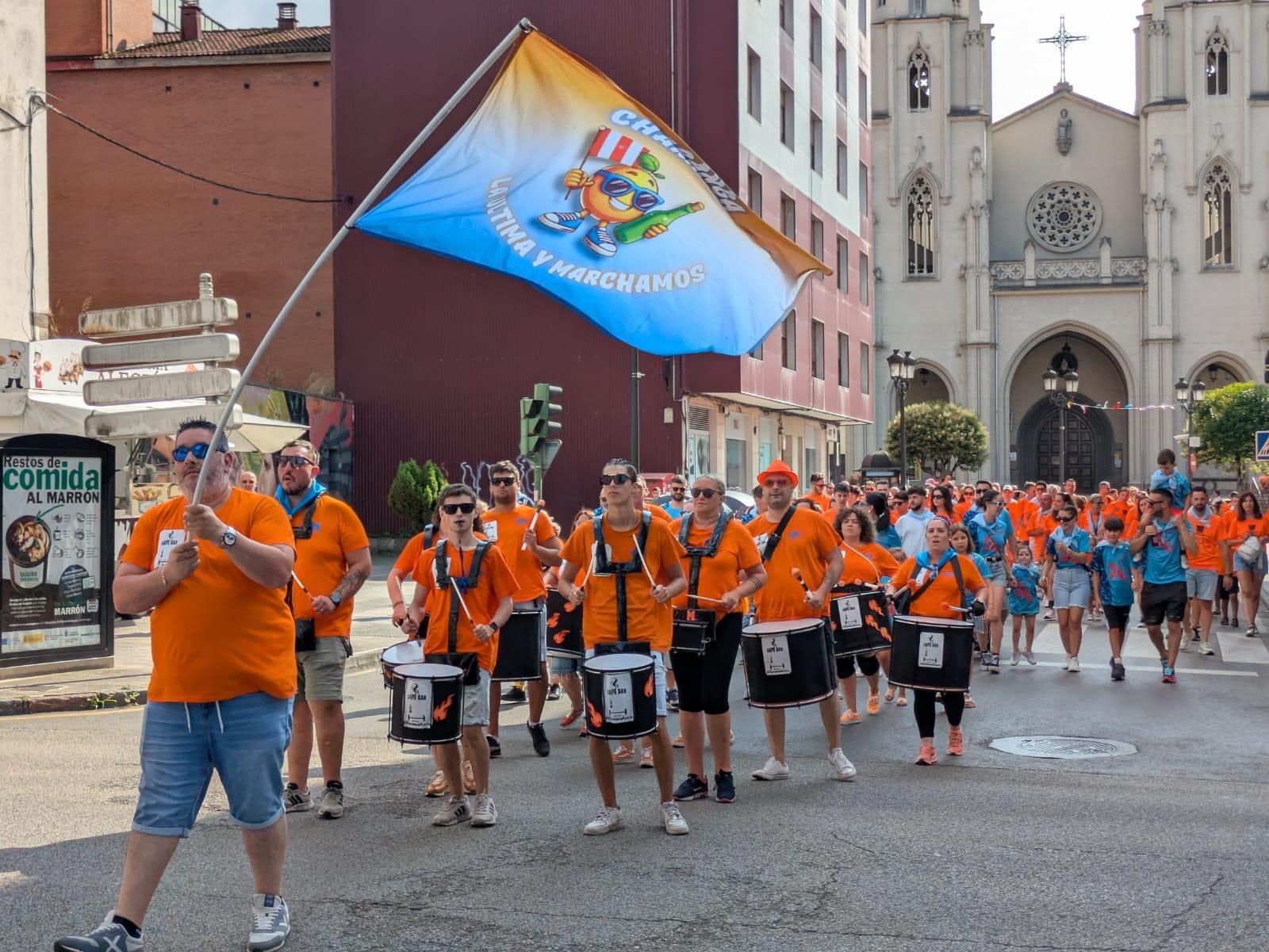 Jira y reparto del bollo en las fiestas de Santiago en Sama de Langreo