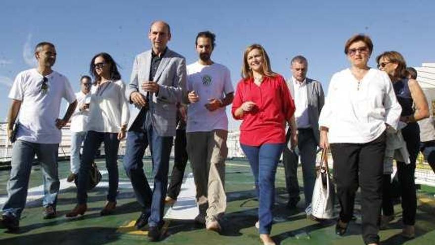 Conejo, Serrano, Carnero, Bustinduy y Martel, ayer en el barco de Greenpeace atracado en Málaga.