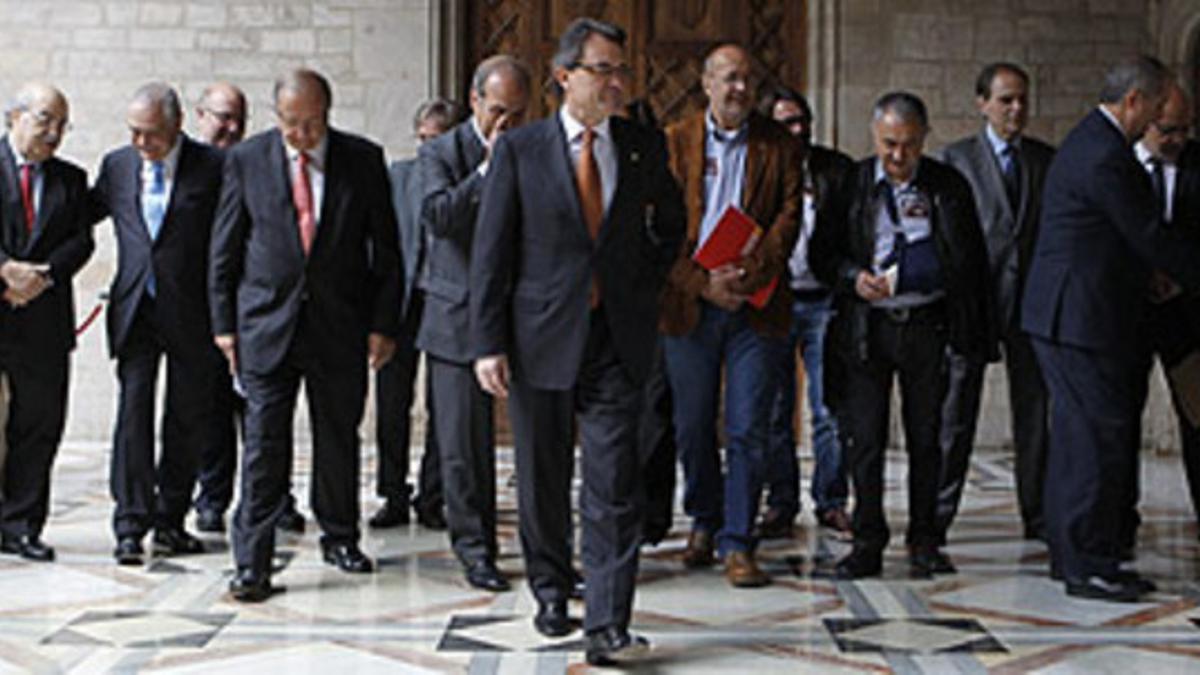 Artur Mas, junto a los líderes de los sindicatos y agentes sociales, este miércoles en el Palau de la Generalitat.