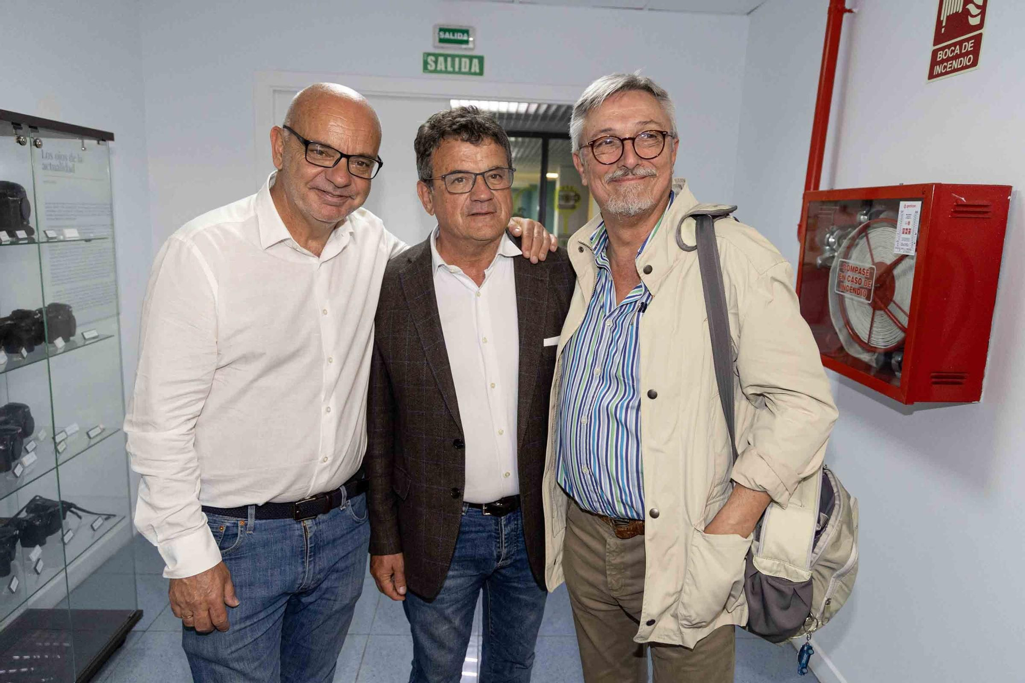 lleno total en la inauguración de INFotoperiodistas 2024,. un año de fotografía de prensa en Alicante