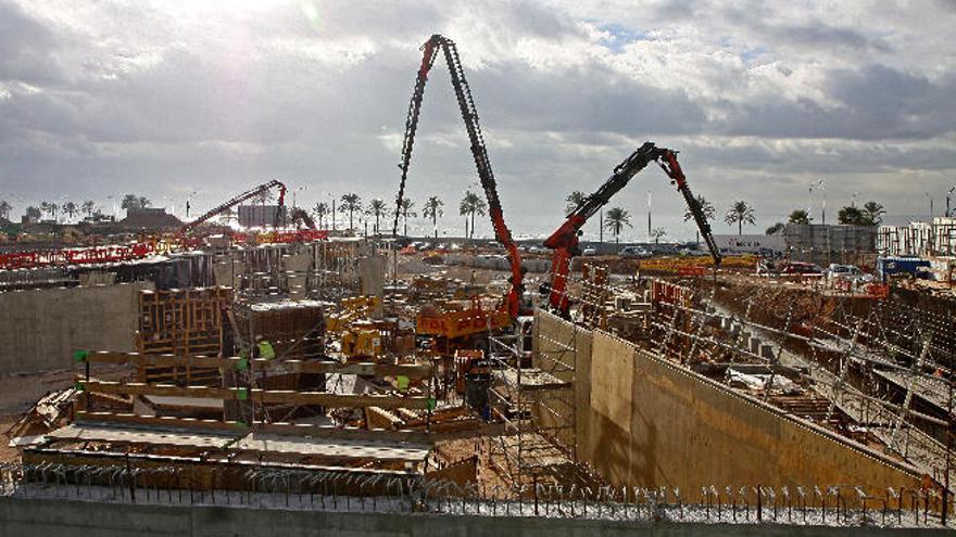 Kräne überall: An der Balearenküste wird fröhlich gebaut.