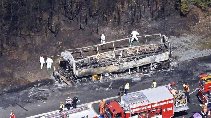 Al menos 18 muertos tras chocar e incendiarse en Alemania un autobús de jubilados