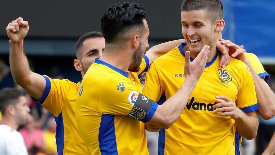 Por la izquierda, Toribio y Álvaro Peña celebran uno de los cuatro goles que le endosaron ayer al Rayo.