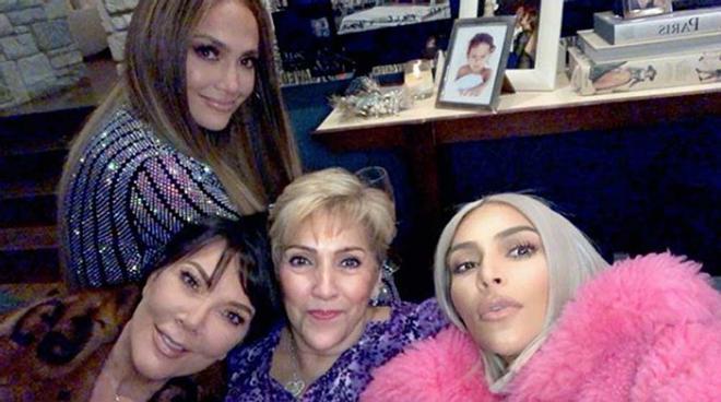 Jennifer Lopez, Kris Jenner, la madre de Jennifer Lopez y Kim Kardashian, de fiesta