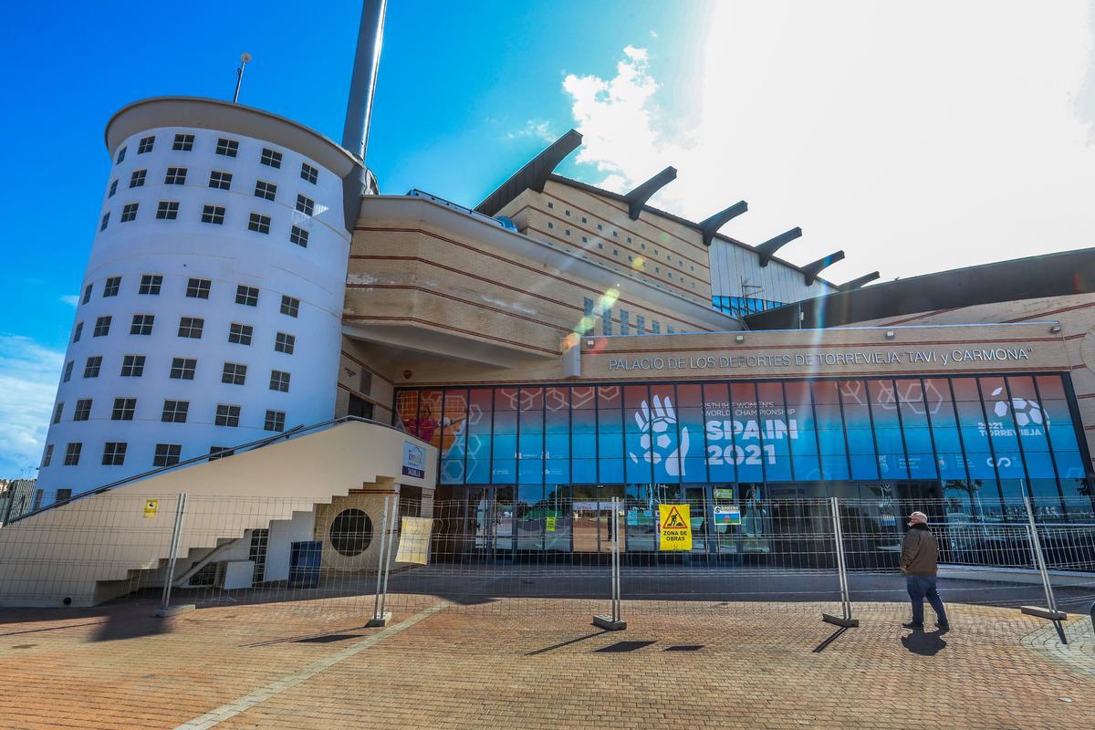 Acceso al Palacio de los Deportes, cuyas instalaciones siguen cerradas al público, incluida la piscina climatizada