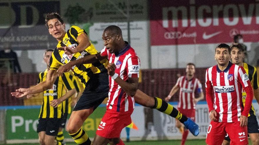 El jugador del Cardassar Jaume Alzamora pelea un balón con Geoffrey Kondogbia