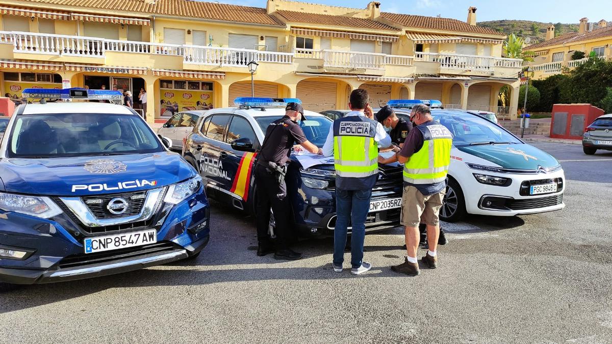 Agentes de la Policía Nacional y la Guardia Civil esta tarde en el operativo de búsqueda.