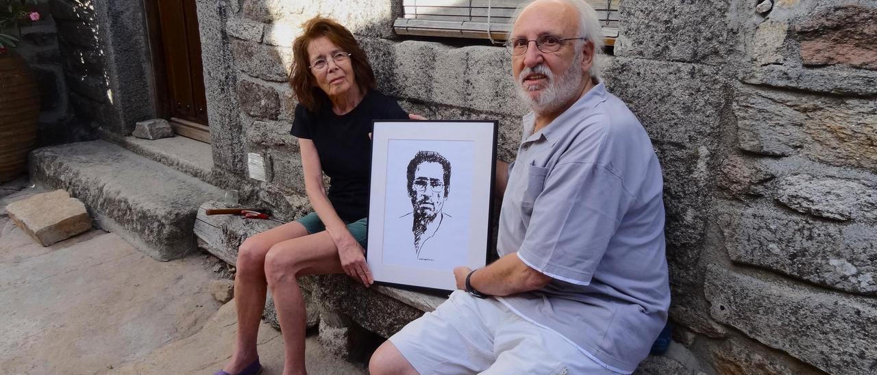 Silvia Herbert, viuda del poeta, recibe de manos de José Martín Barrigós un retrato. obra del pintor José Gaspar Martín, en el 80 aniversario de su nacimiento, septiembre de 2015