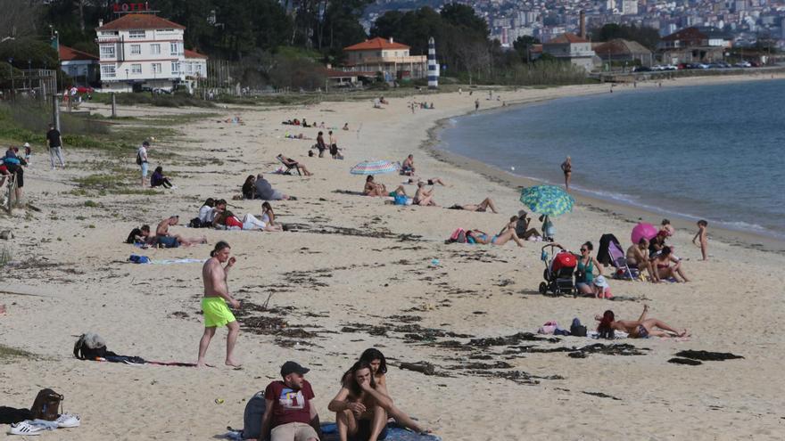 El calor devuelve la afluencia a las playas con chiringuitos instalados pero sin poder abrir