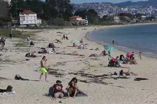 El calor devuelve la afluencia a las playas con chiringuitos instalados pero sin poder abrir
