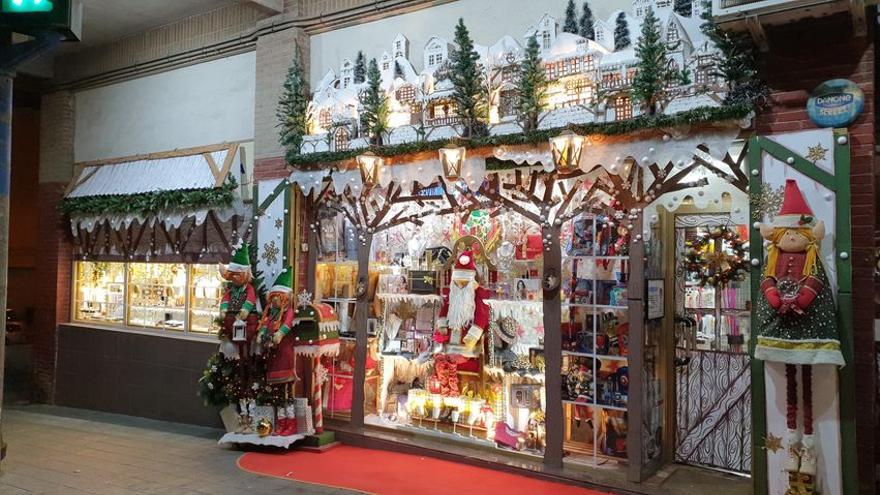 Decoración de Navidad en un negocio de la Zona Norte en Alicante.