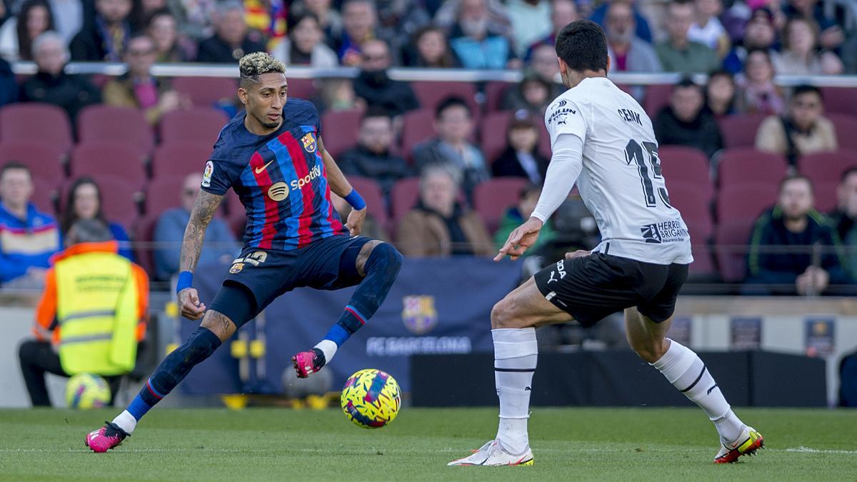 Raphinha encara a Cenk durante el partido de liga entre el FC Barcelona y el Valencia