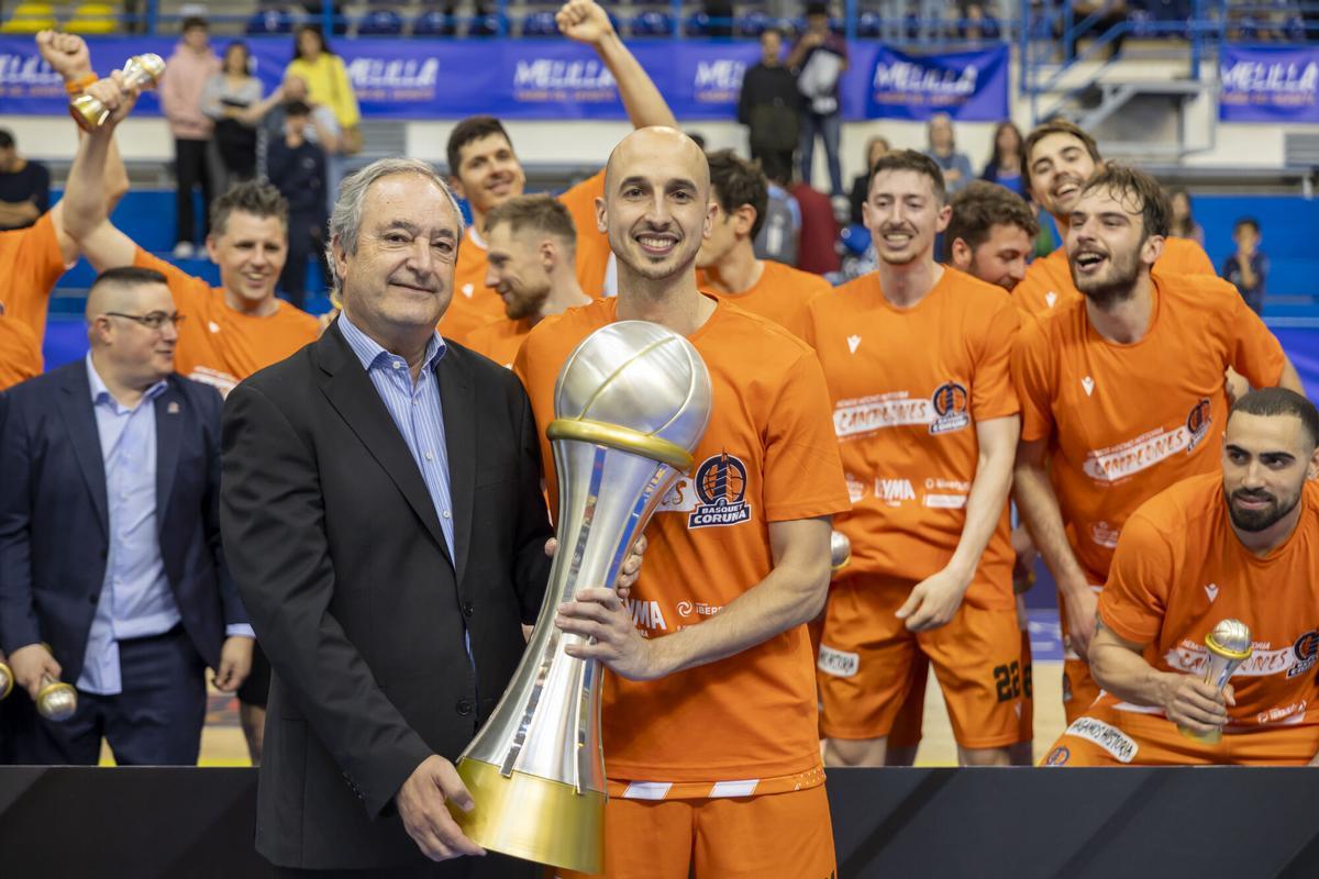 Álex Hernández recoge el título de campeón de la LEB Oro en Melilla delante de sus compañeros en el curso 2023-24.
