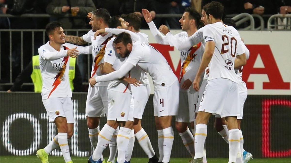 Jugadores de la Roma celebran un gol ante el Cagliari