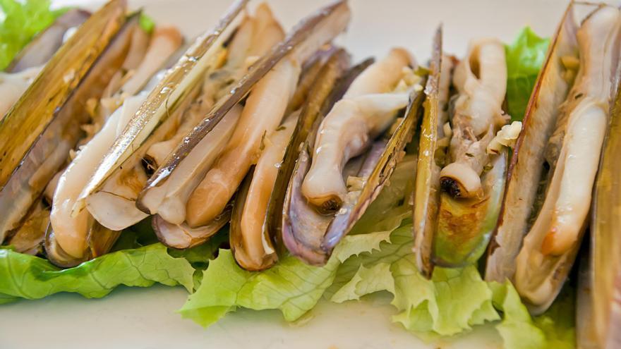 How to clean razor clams before cooking them