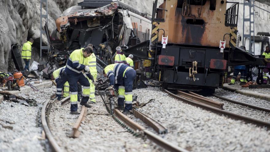 Operaris treballant diumenge en la retirada dels trens accidentats i la reparació de les vies.