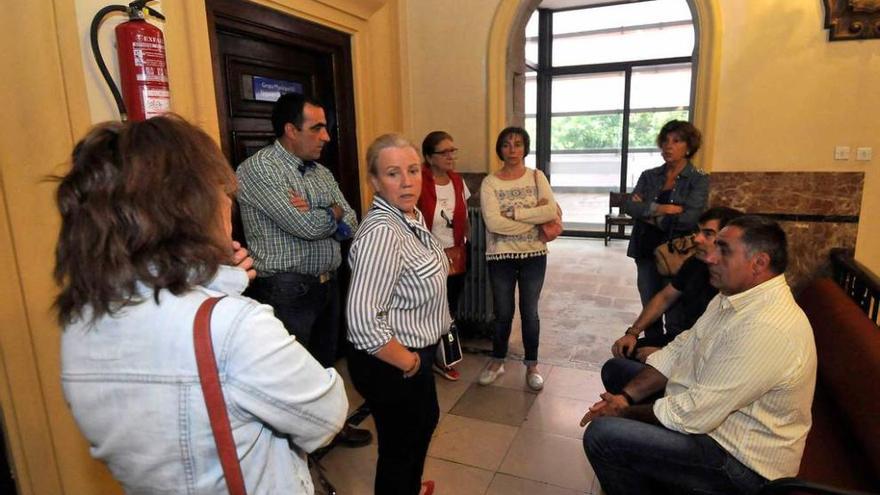 Los vecinos, en el interior del Consistorio lenense.