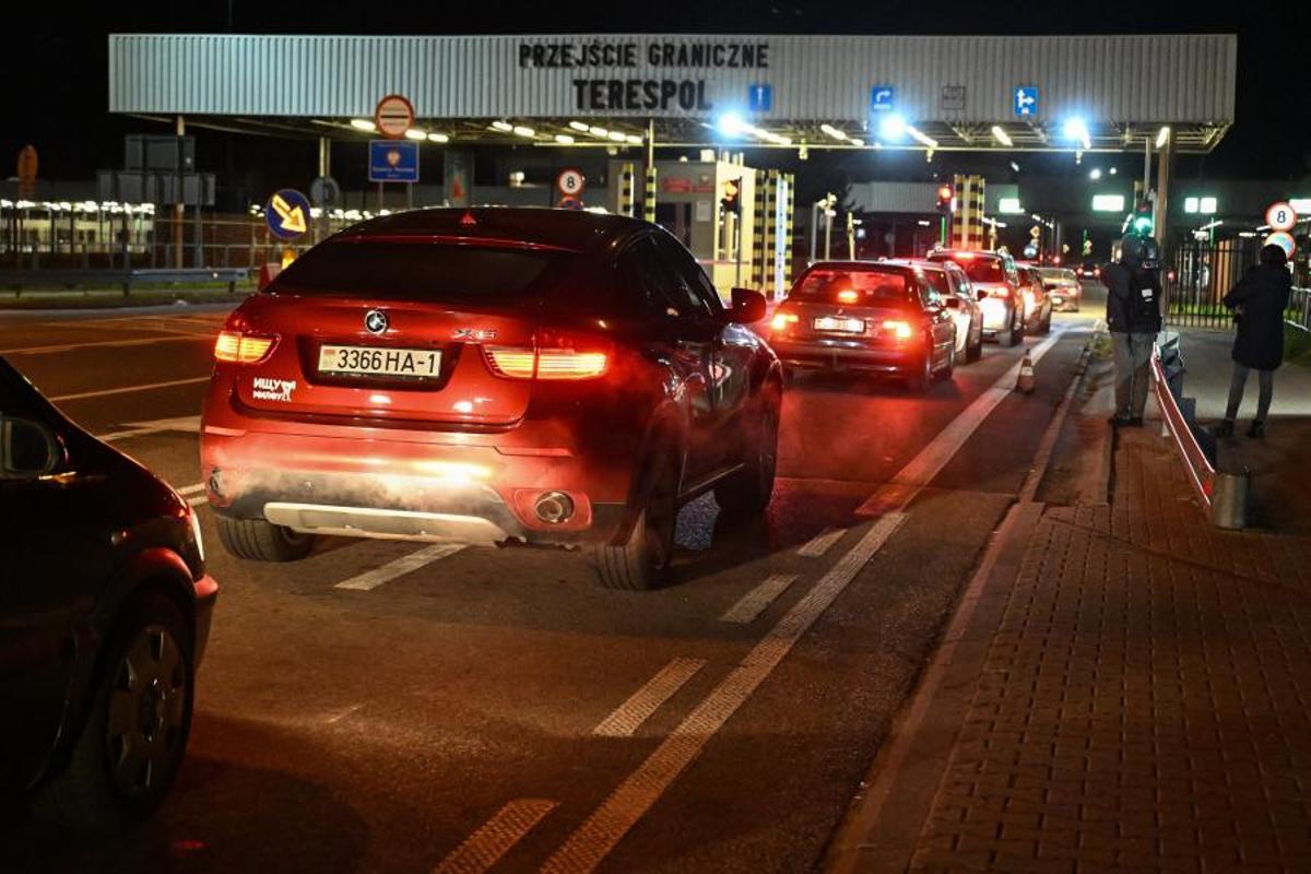 Cola de vehículos en el paso fronterizo de Terespol, entre Bielorrusia y Polonia, el pasado día 25.