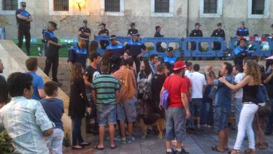 Intervención policial en la plaza de Arturo Arias, zona de «botellón».