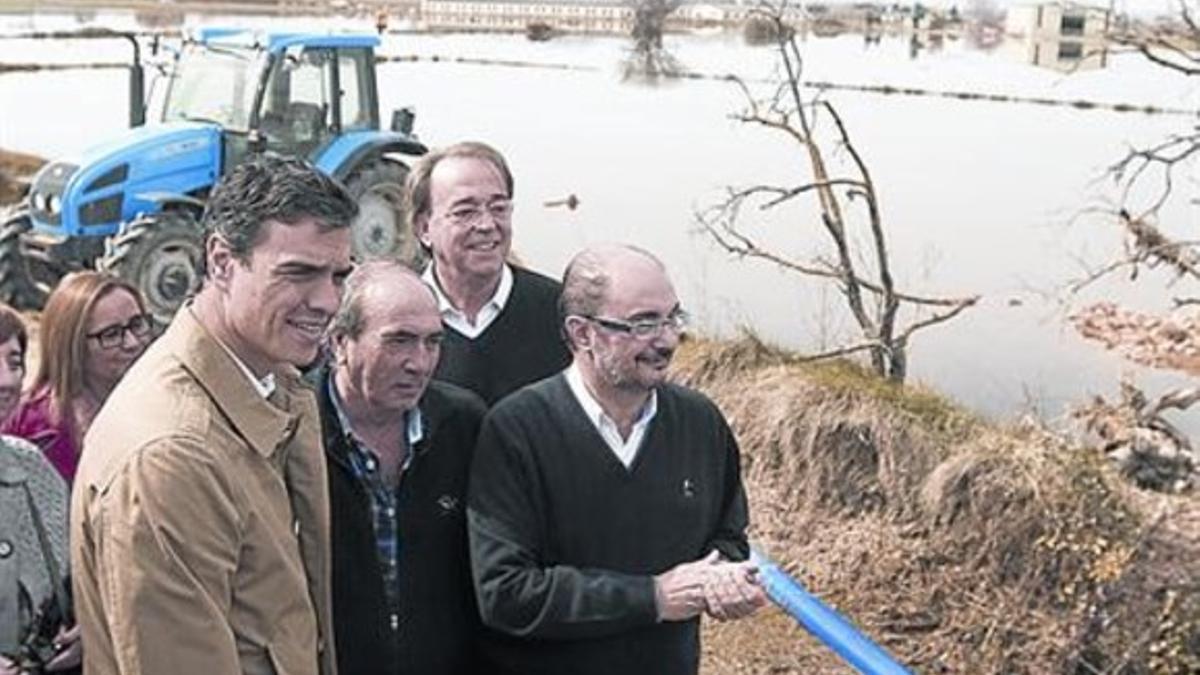 En el terreno: Sánchez, ayer durante su visita a Boquiñeni.