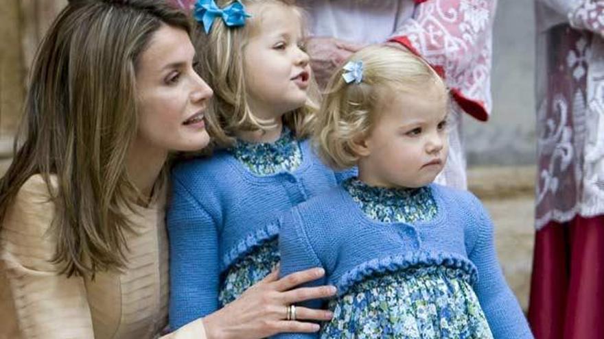 La princesa Letizia y las infantas Leonor y Sofía, momentos antes de la tradicional misa de Pascua