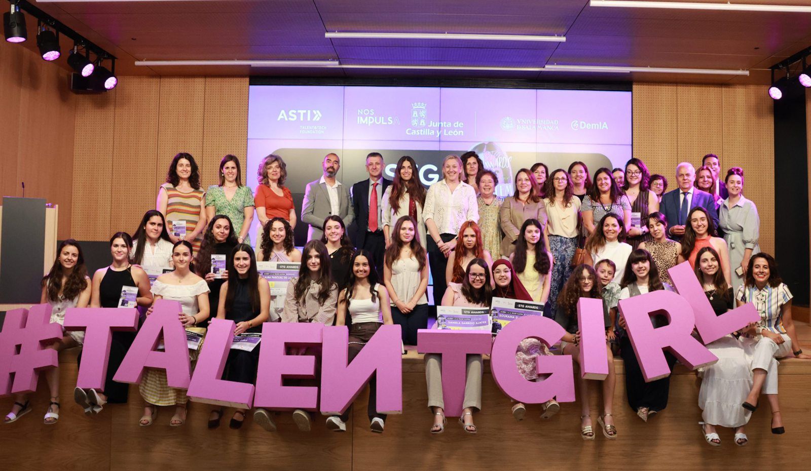 Foto de familia de la vicepresidenta de la Junta, Isabel Blanco, con las premiadas y representantes de empresas, centros educativos y universidad. | | CEDIDA