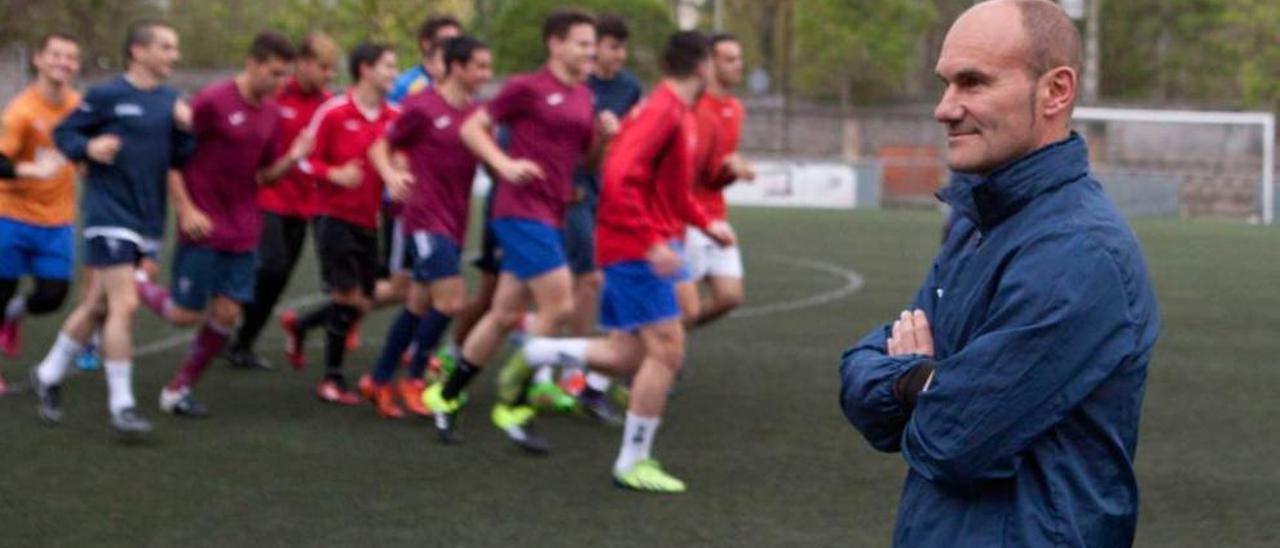 Roberto Santana, en el campo de Los Llerones, mientras sus jugadores trotan por el césped.