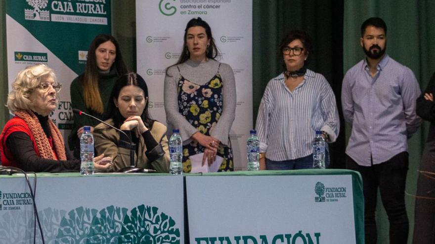 Profesionales de la AECC de Zamora durante la conferencia. | Alba Prieto