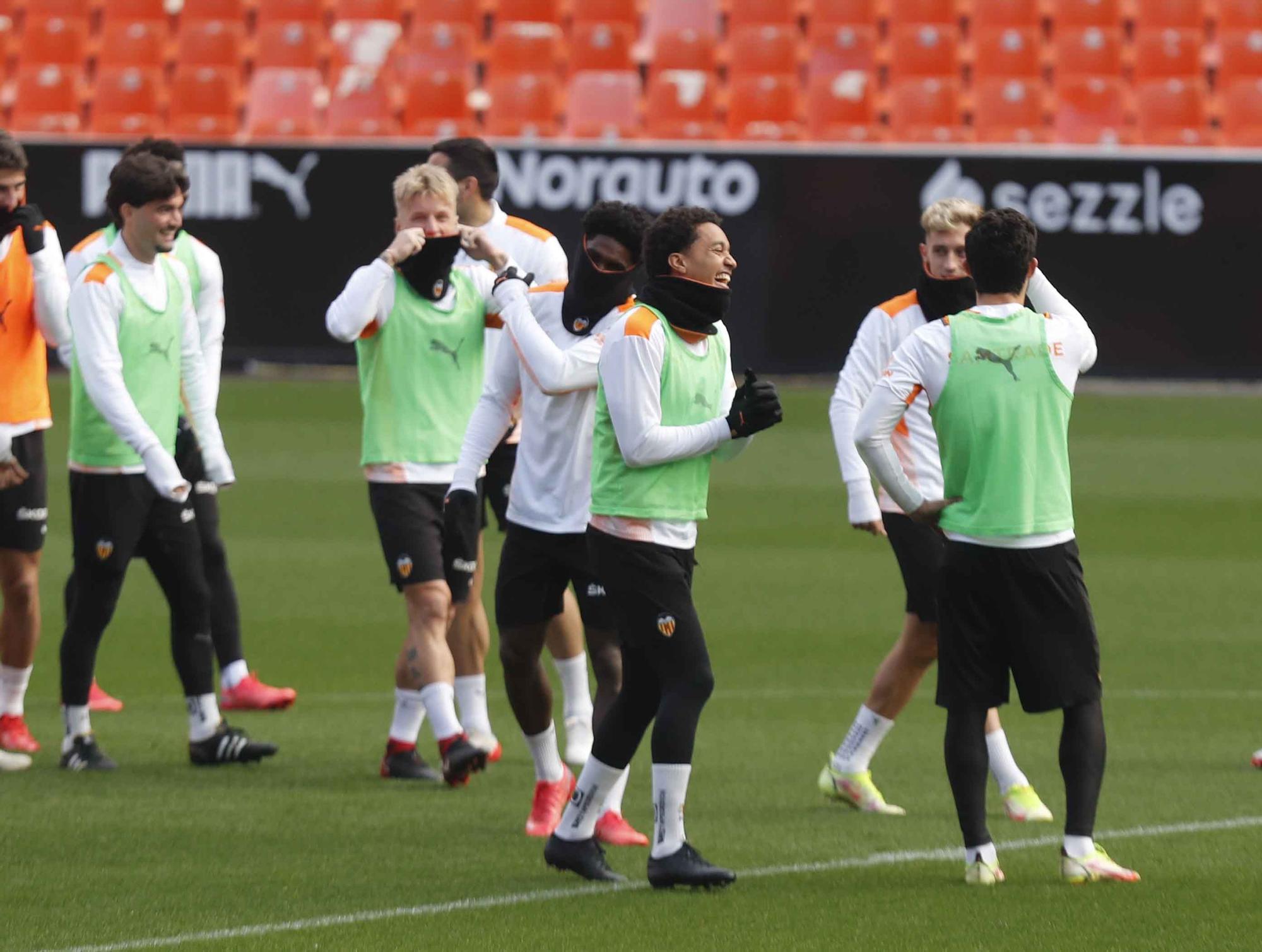 Última sesión del Valencia antes del derbi frente al Levante