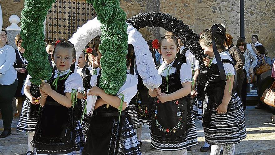 Los vecinos se vuelcan con la fiesta de la Cruz