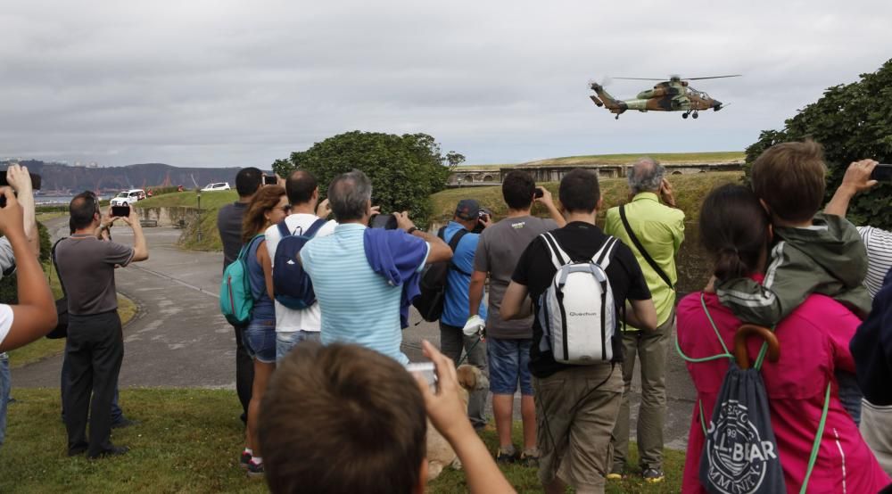 Ensayo de los aviones y helicópteros que participarán en el Festival Aéreo de Gijón