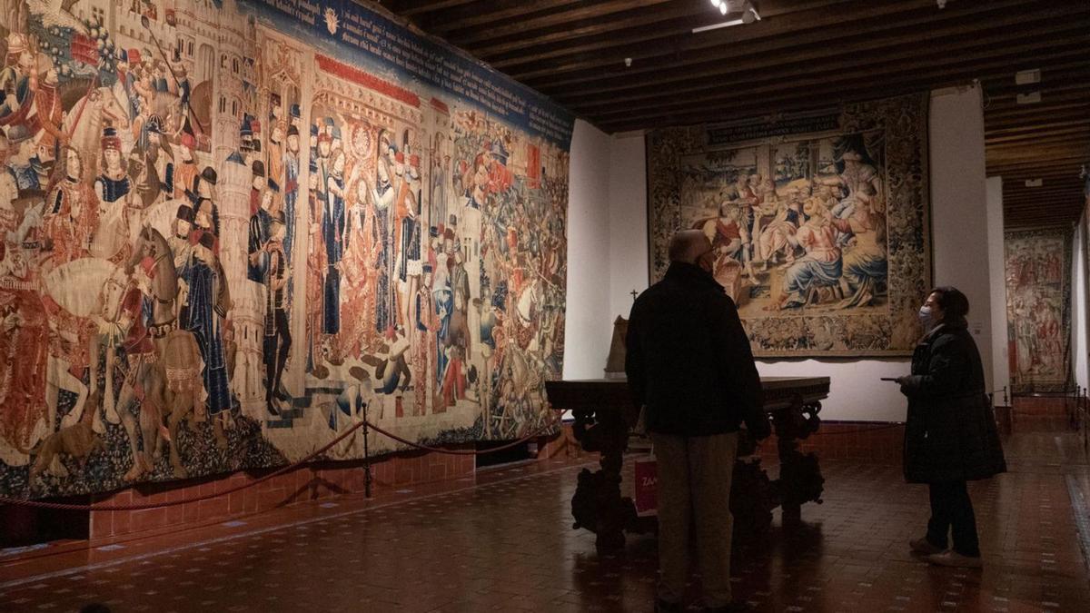 Turistas contemplan los tapices en su actual ubicación en el Museo Catedralicio. | J. L. Fernández