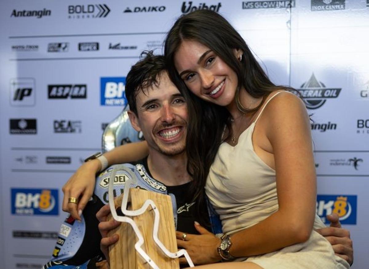 Àlex Márquez, felicitado por su novia Gabriela Guzmán, tras uno de sus podios.