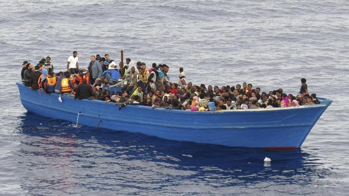 Un grupo de inmigrantes en una embarcación precaria a la espera de ser rescatados en el Mediterráneo, el 28 de octubre del 2015.