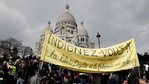 Los chalecos amarillos frente a la Basílica del Sacre-Coeur de Montmartre en la decimonovena marcha en París. 