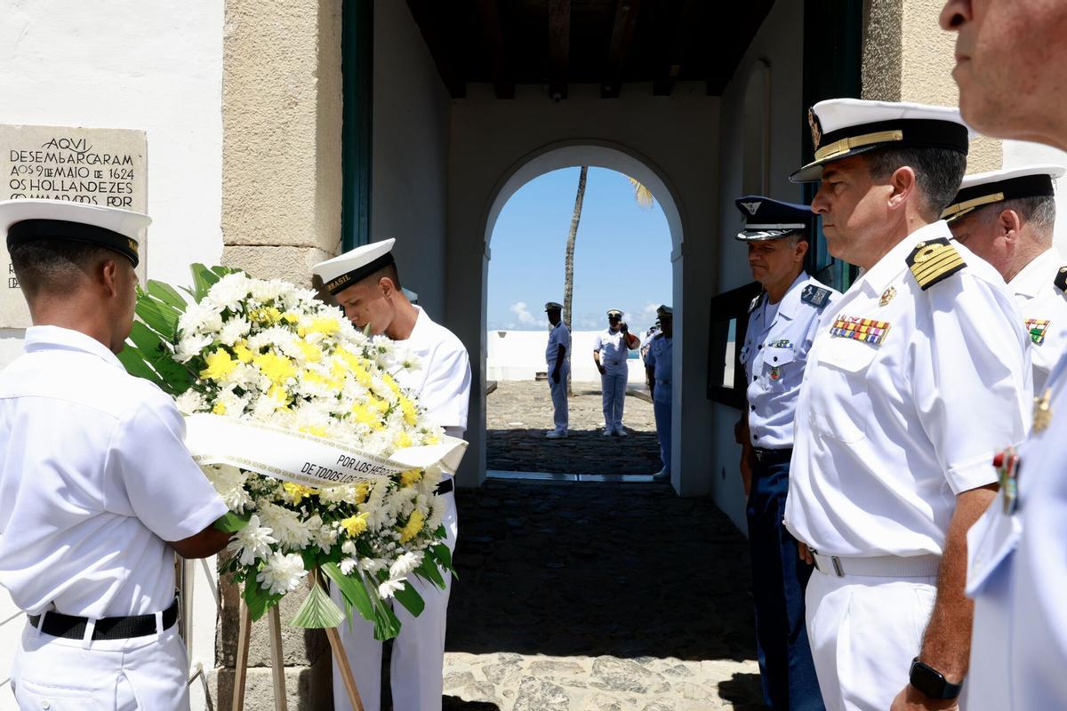 Fotografías de la ofrenda floral en honor a los caídos de ambas Fuerzas Armadas, a 18 de febrero de 2025, en Salvador de Bahía (Brasil)