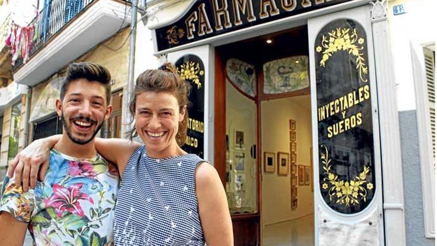 Künstlerin Catalina Julve und Verkäufer Artur Aguiló vor der Fassade der einstigen Farmacia Llodrà in Manacor im Osten von Mallorca